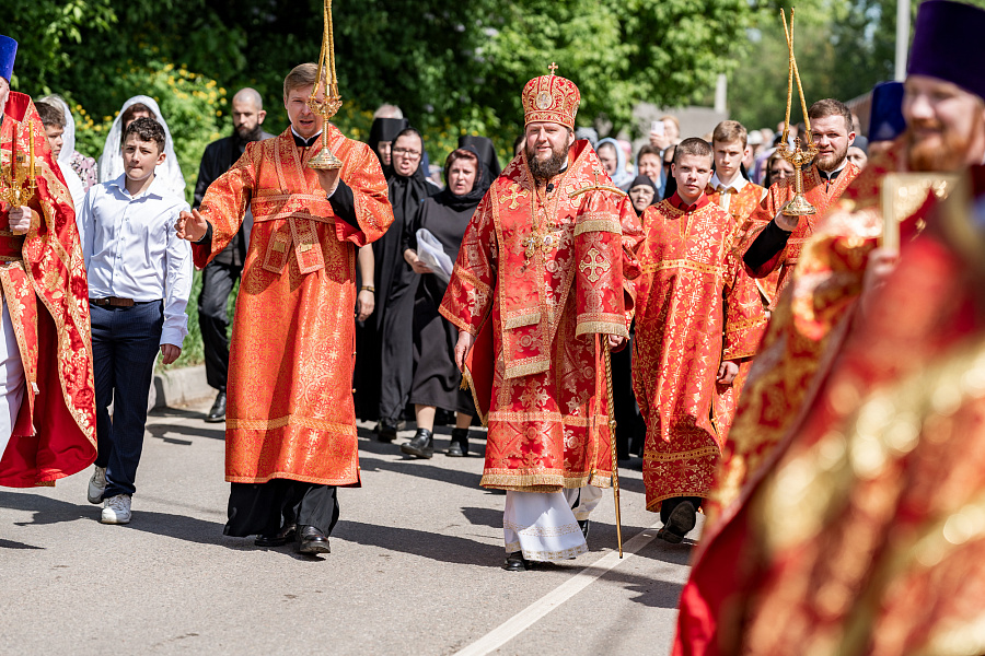 Божественная литургия во Введенском Владычнем монастыре города Серпухова